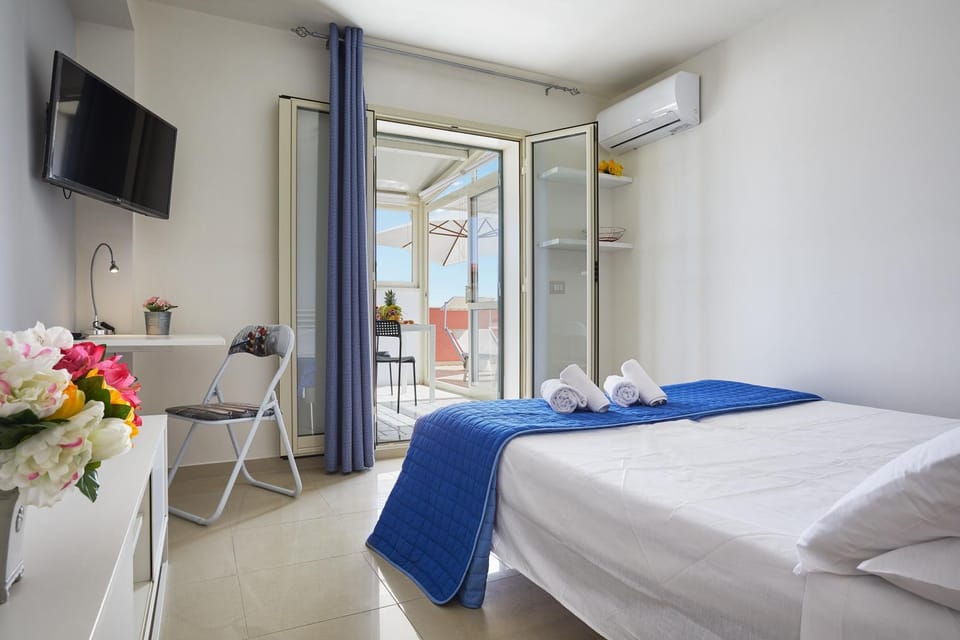 Bed, TV and multimedia, Balcony/Terrace, Seating area, Bedroom, air conditioner