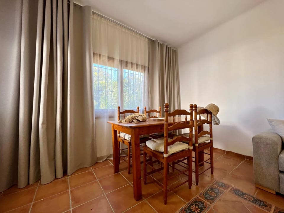 Seating area, Dining area