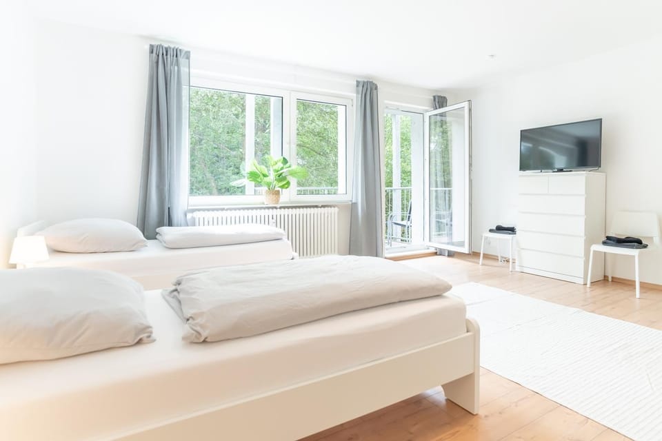 Bed, TV and multimedia, Photo of the whole room, Bedroom