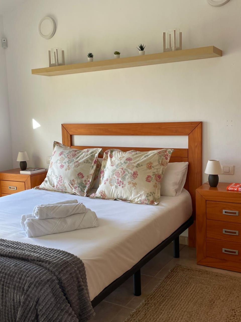 Bed, Photo of the whole room, towels