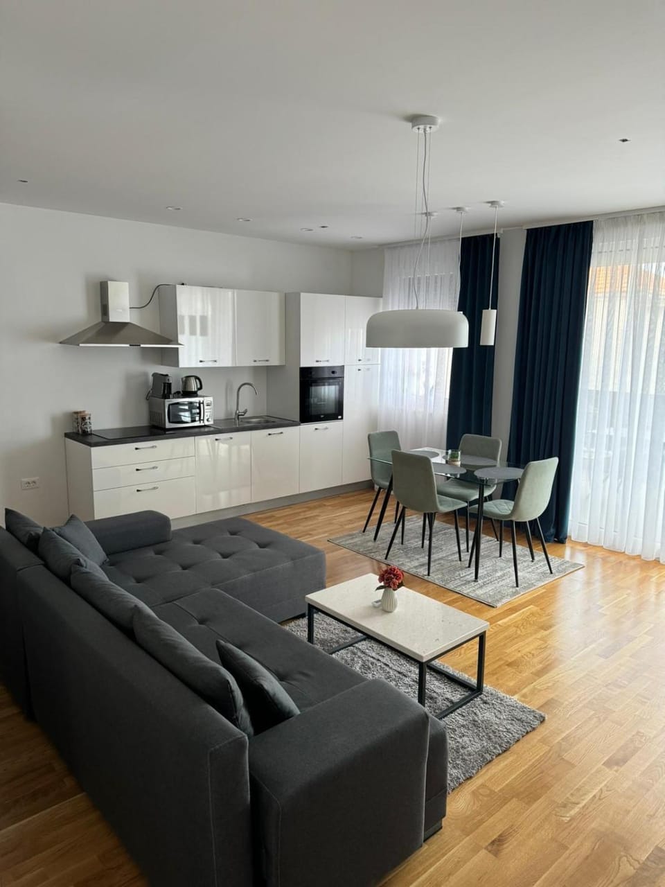Coffee/tea facilities, Kitchen or kitchenette, Living room