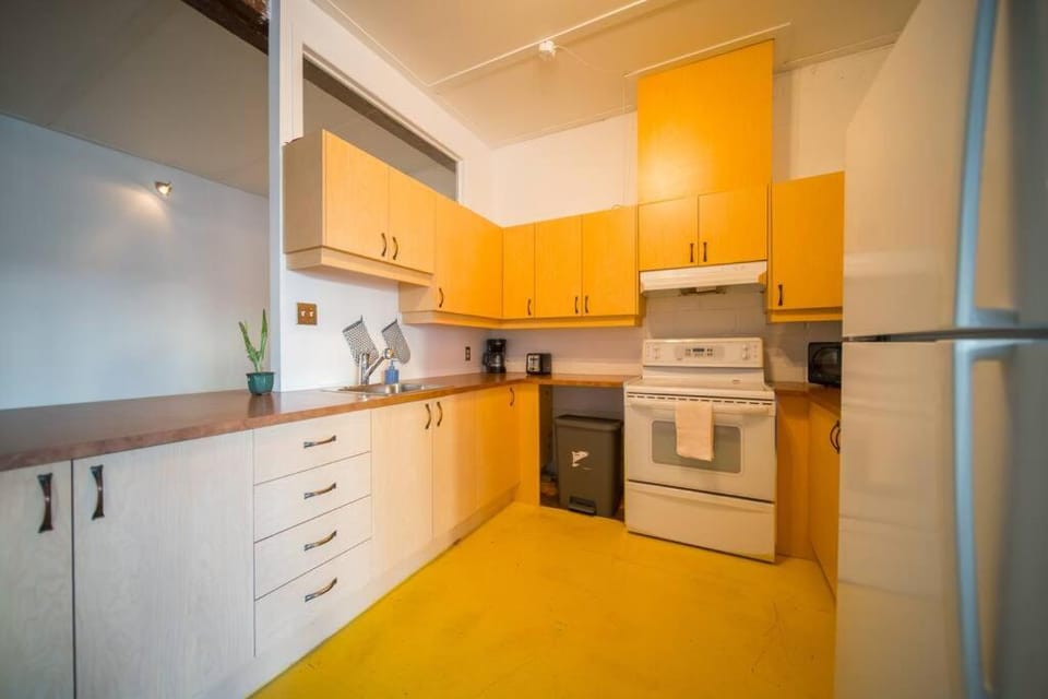 Kitchen or kitchenette, oven, stove