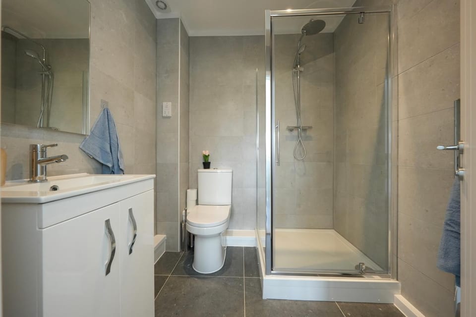 Shower, Toilet