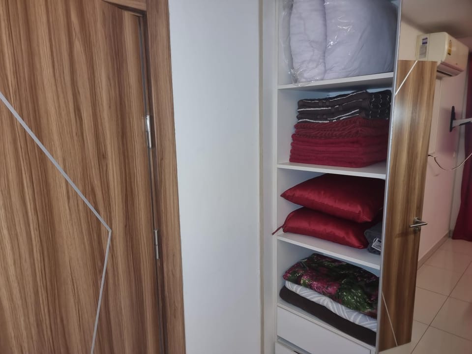 Bedroom, towels