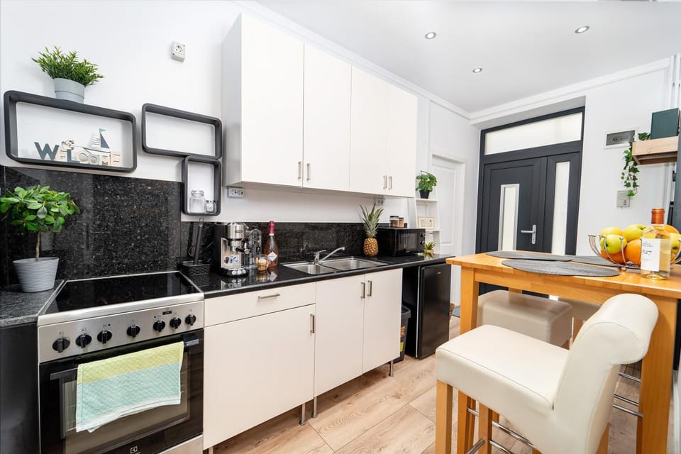 Kitchen or kitchenette, Dining area, oven