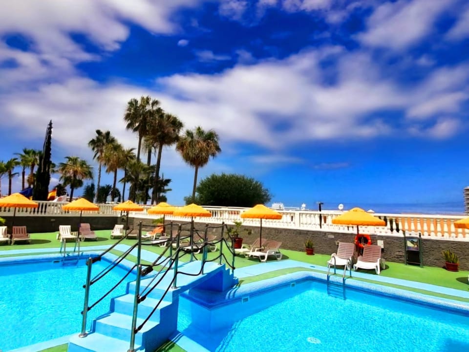Day, Swimming pool, Swimming pool, sunbed