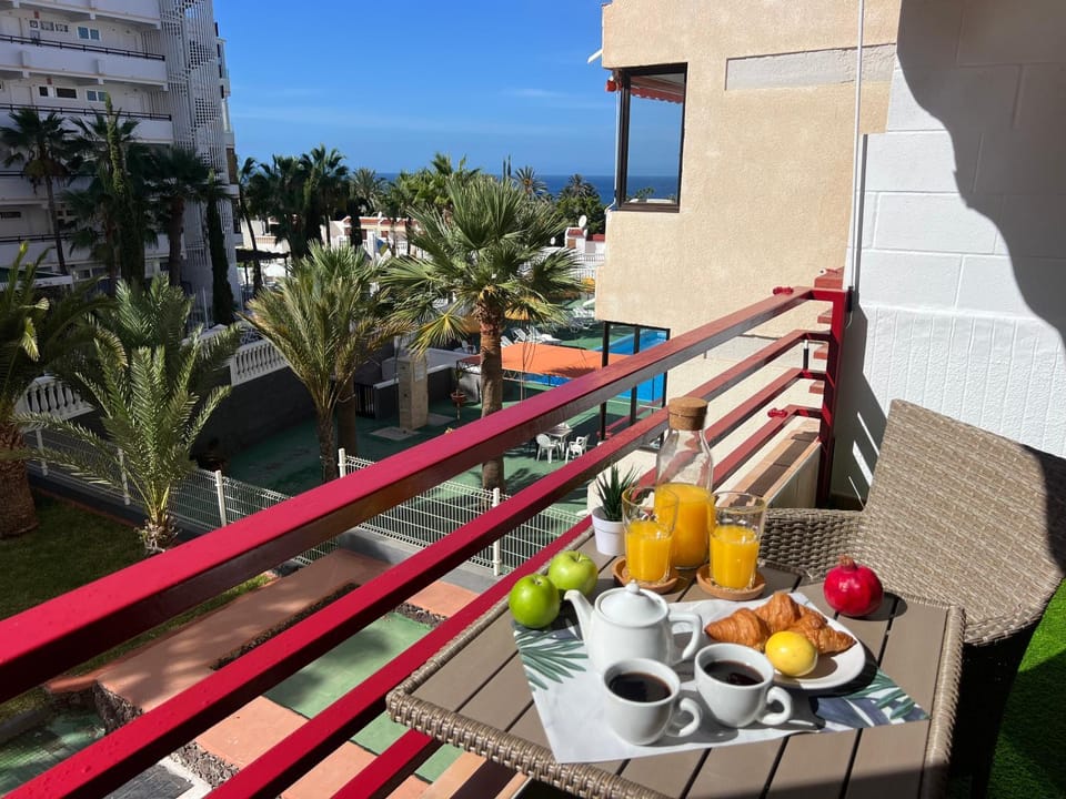 Day, Coffee/tea facilities, View (from property/room), Balcony/Terrace, Dining area, Pool view, Sea view