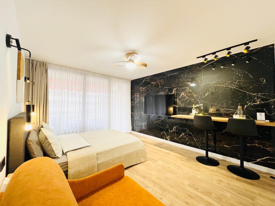 Bed, TV and multimedia, Decorative detail