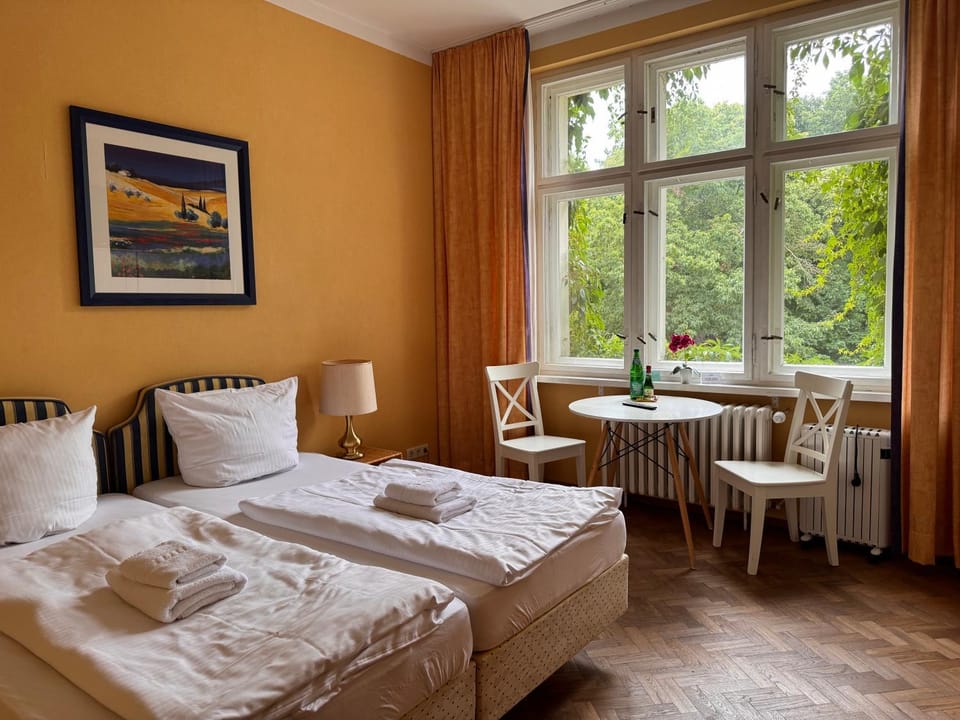 Bed, Photo of the whole room, Seating area, Dining area, Bedroom