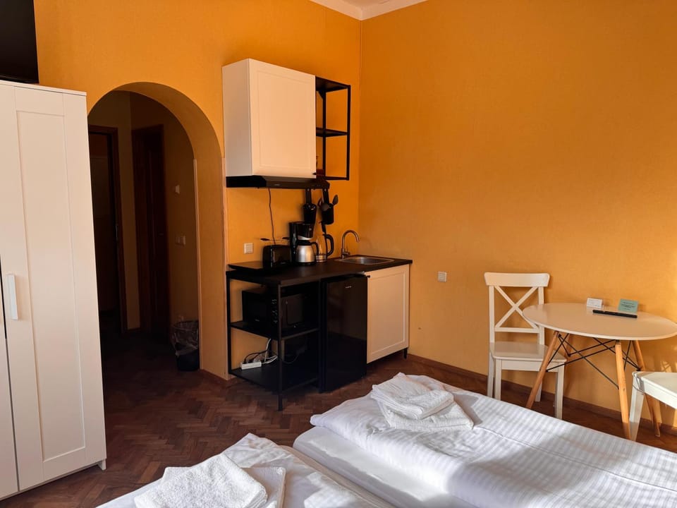 Bed, Coffee/tea facilities, Kitchen or kitchenette, Photo of the whole room, Dining area, Bedroom, hair dresser, wardrobe