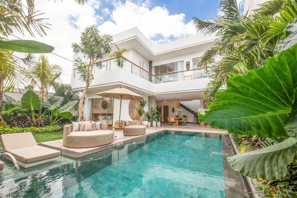 Seaside Luxury 4BR Villa, 400m to Finns, Canggu Villa in North Kuta
