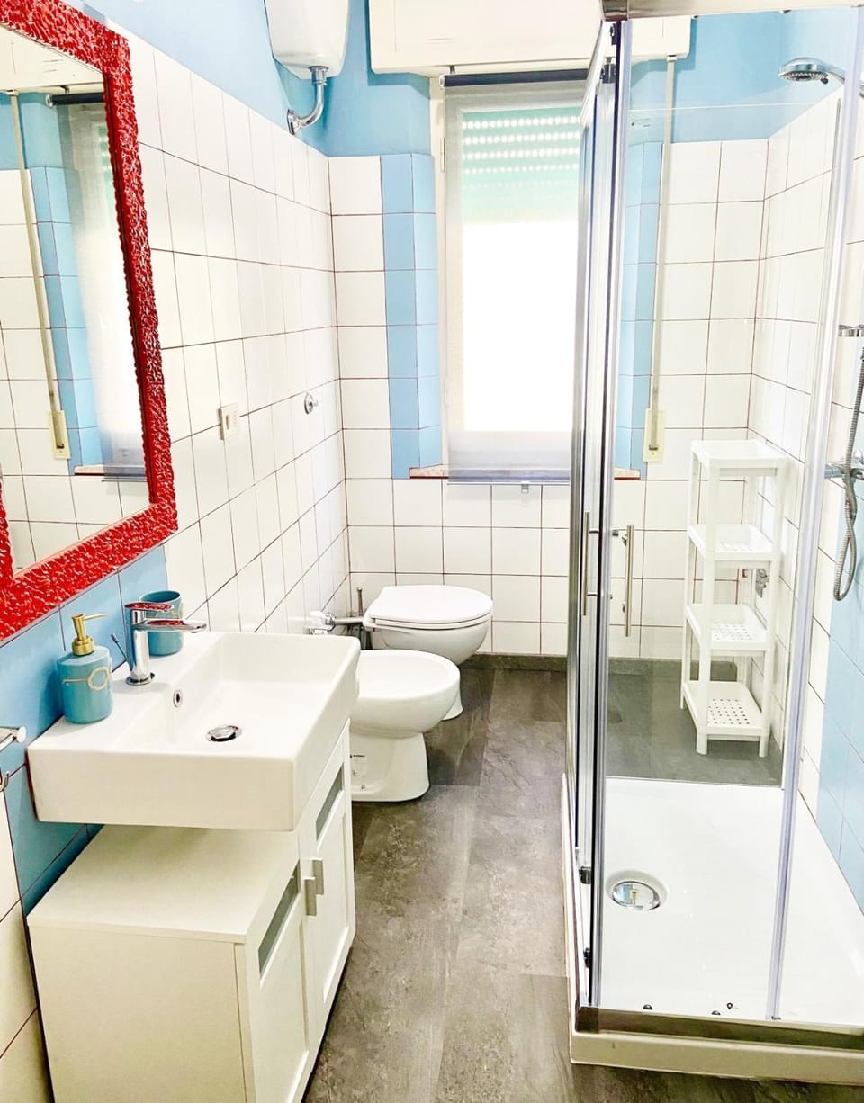 Shower, Toilet, Bathroom, Bath, bidet, towels