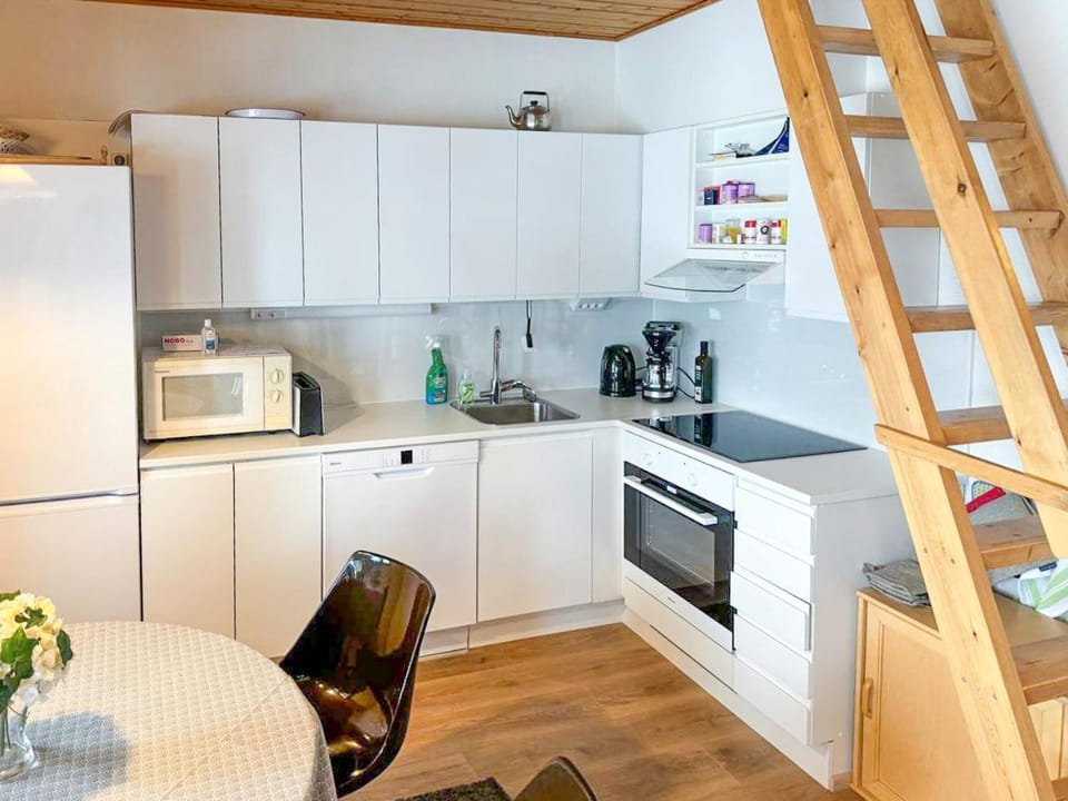 Coffee/tea facilities, Kitchen or kitchenette, Dining area, dishwasher, oven, toaster