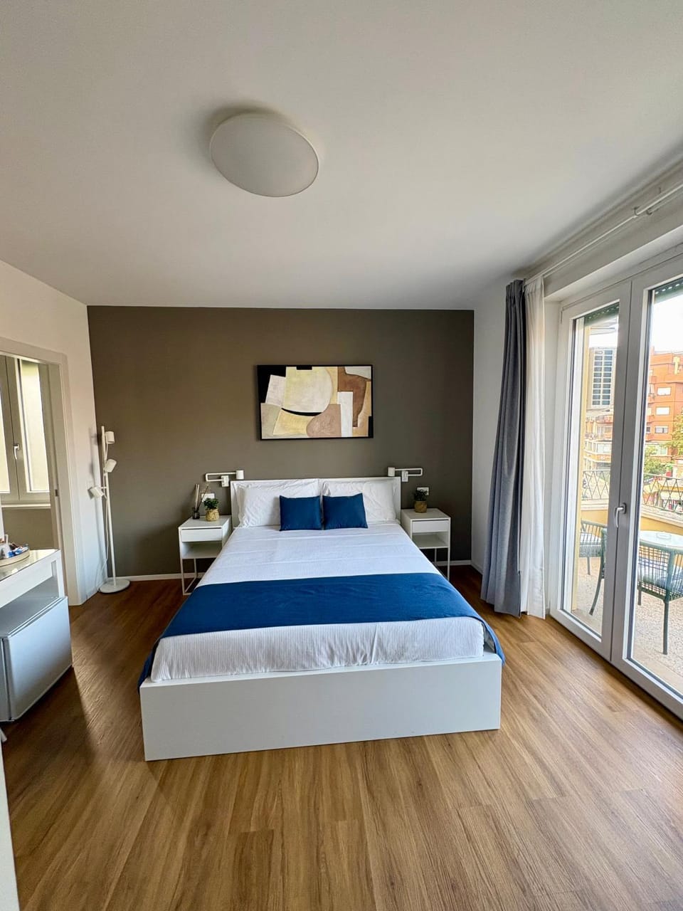 Bed, TV and multimedia, Photo of the whole room, Bedroom