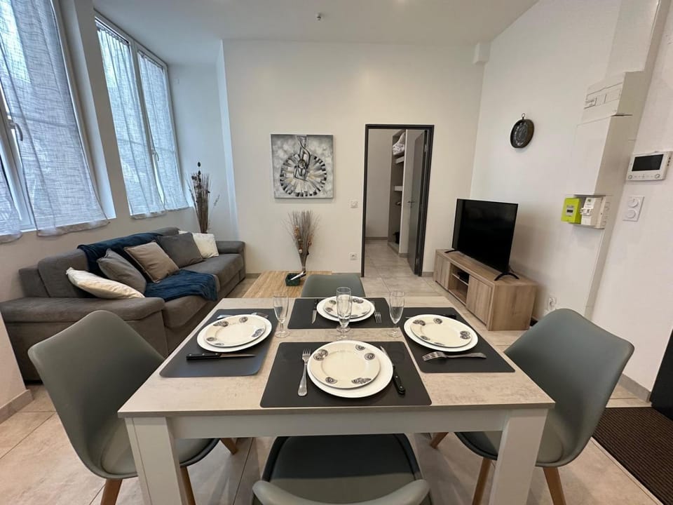 TV and multimedia, Living room, Dining area