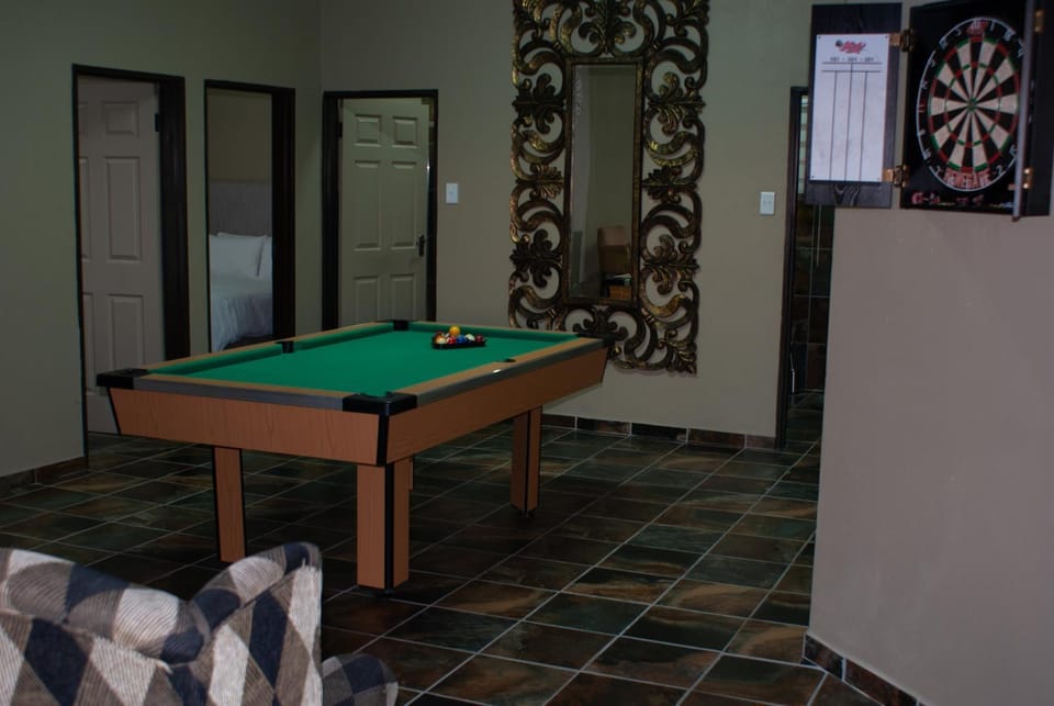 Billiard, Game Room