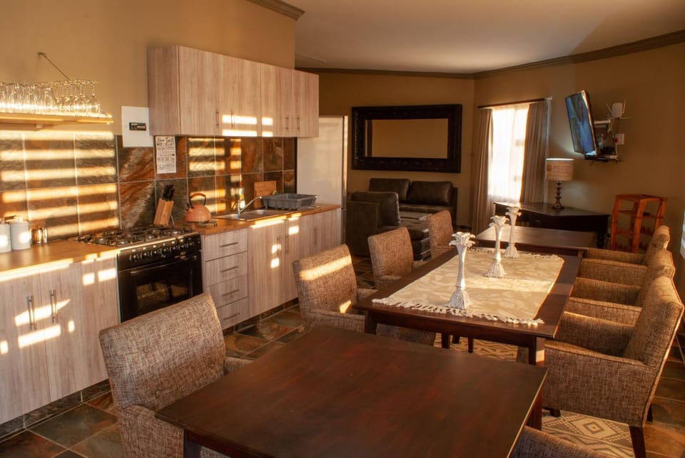 Kitchen or kitchenette, Seating area, Dining area