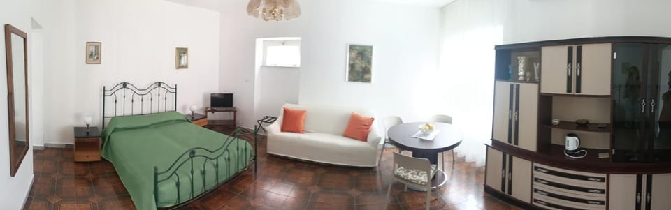 Bed, Photo of the whole room, Seating area
