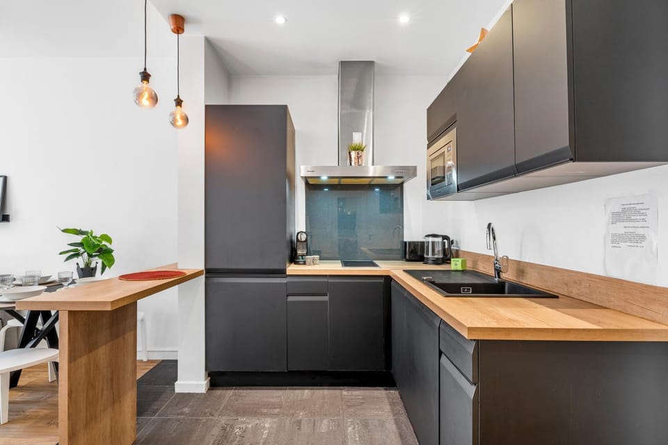 Kitchen or kitchenette, dishwasher, toaster