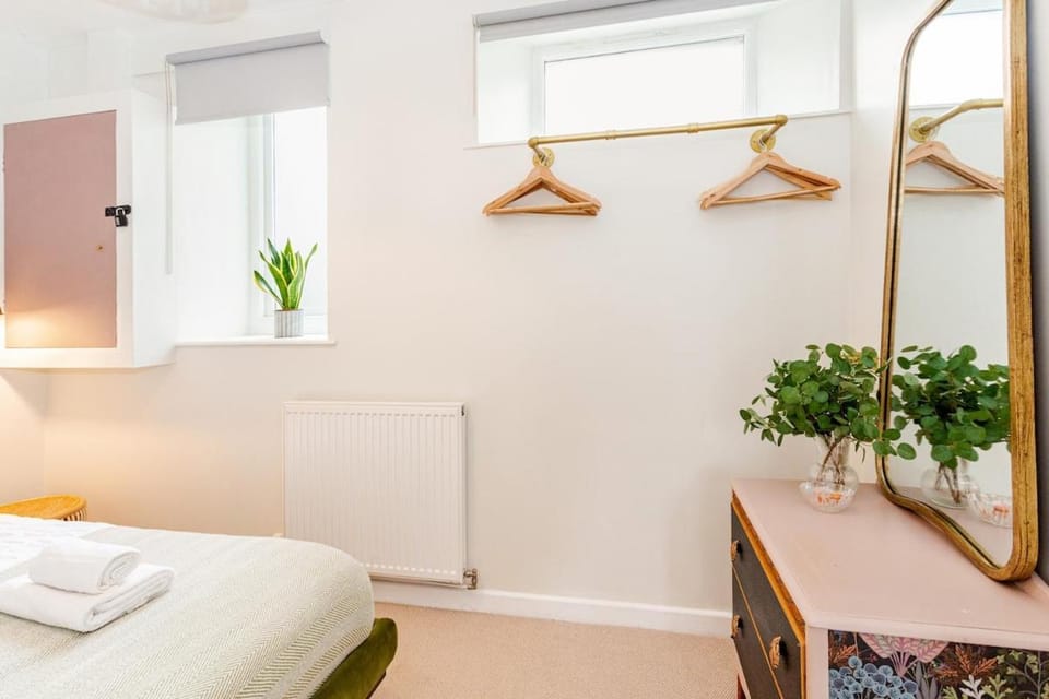 Bedroom, towels