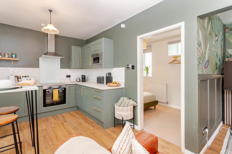 Coffee/tea facilities, Kitchen or kitchenette, Dining area, stove, toaster
