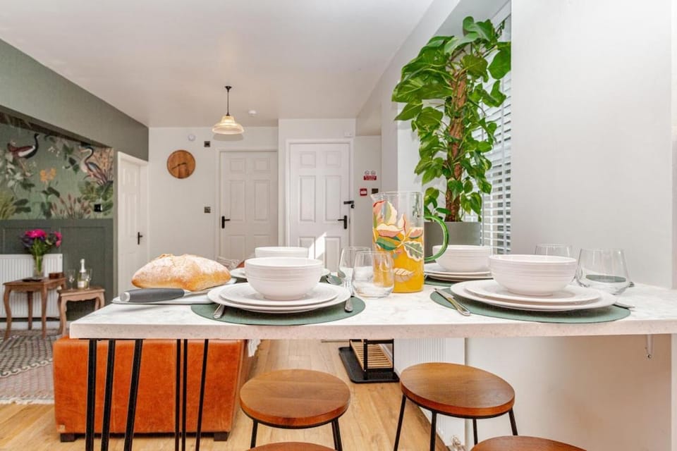 Food and drinks, Seating area, Dining area, Food
