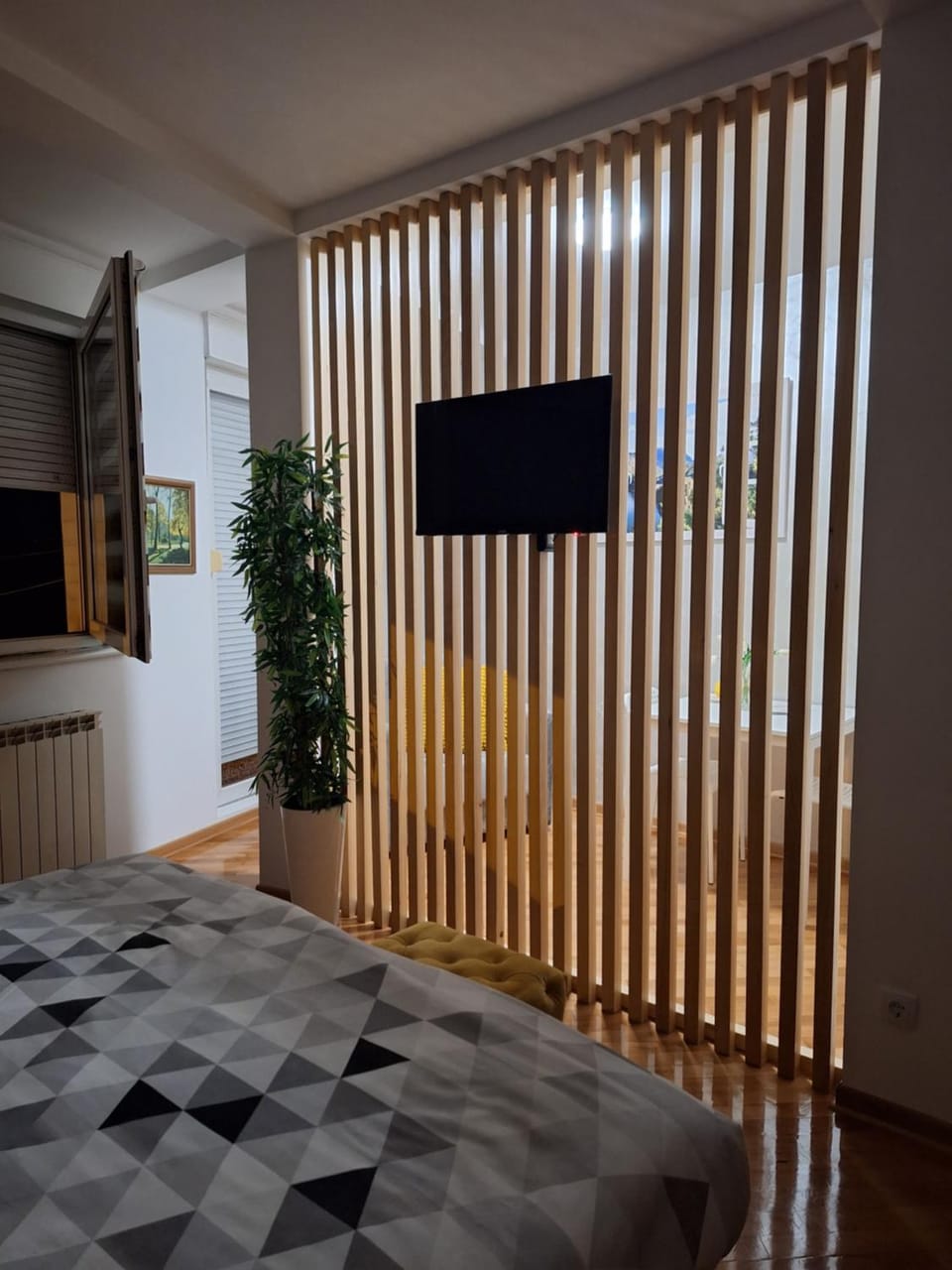 Bed, TV and multimedia, Evening entertainment, Bedroom