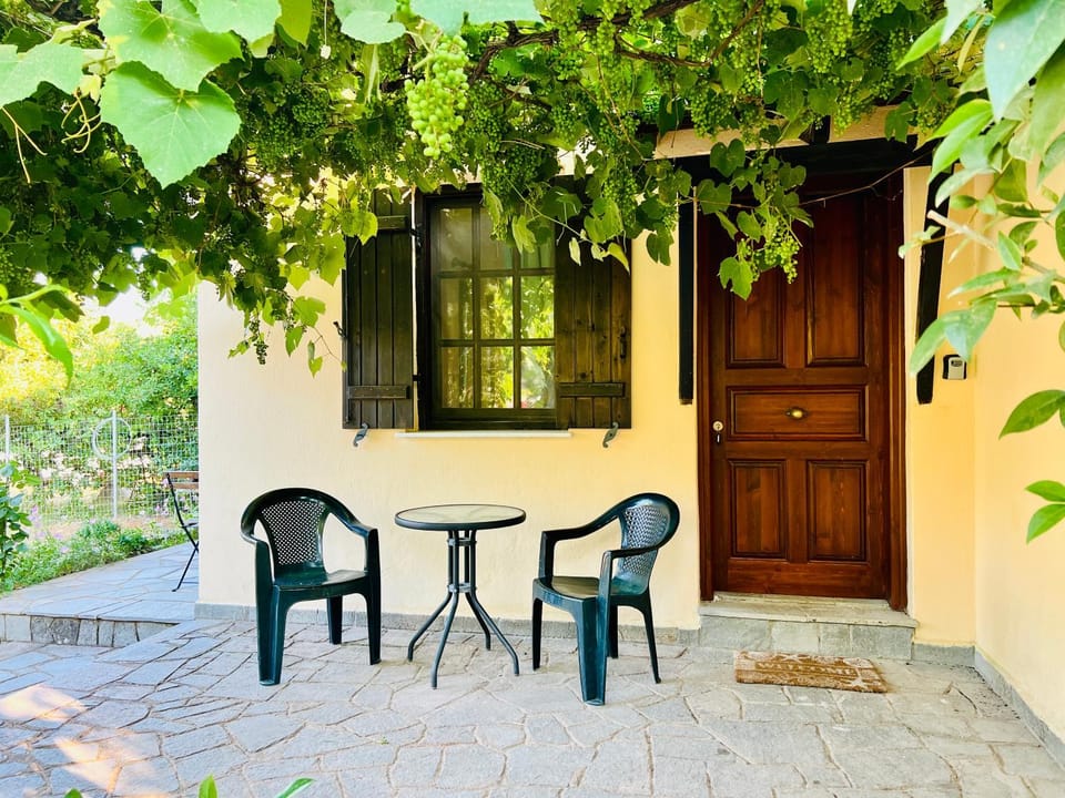 Property building, Facade/entrance, Natural landscape, Garden, Seating area, Garden view