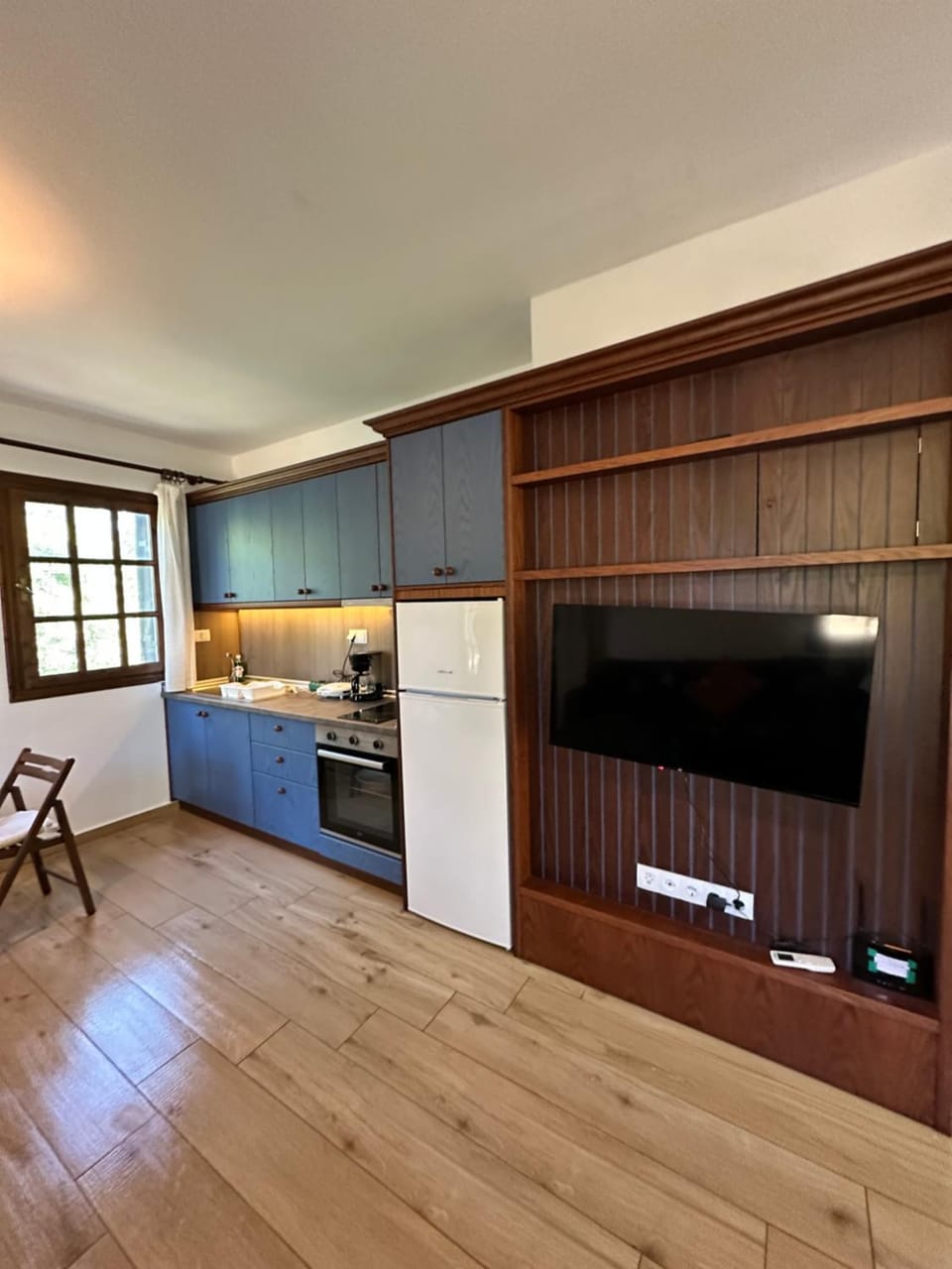 Kitchen or kitchenette, minibar, oven, stove