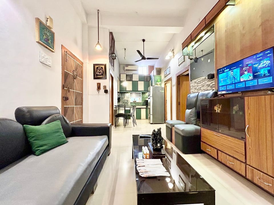 Communal lounge/ TV room, TV and multimedia, Living room, Seating area, Evening entertainment, air conditioner