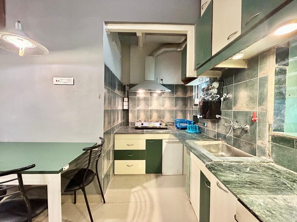 Kitchen or kitchenette, Dining area, stove