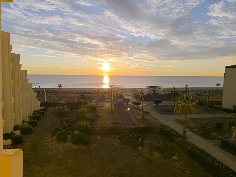 Appartement Entièrement Rénové en Bord de Mer avec Vue Imprenable et Parking Privé Apartment in Le Barcarès