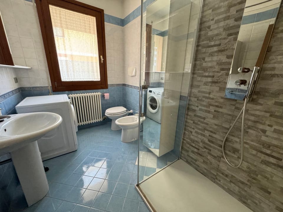 Bathroom, washing machine