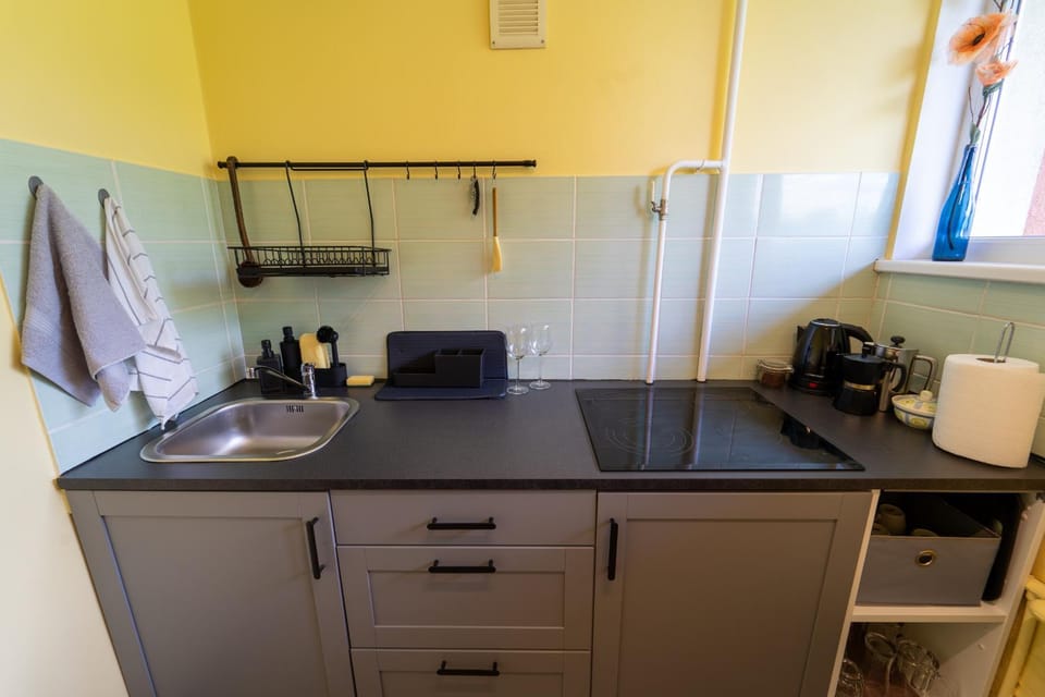Coffee/tea facilities, Kitchen or kitchenette, stove