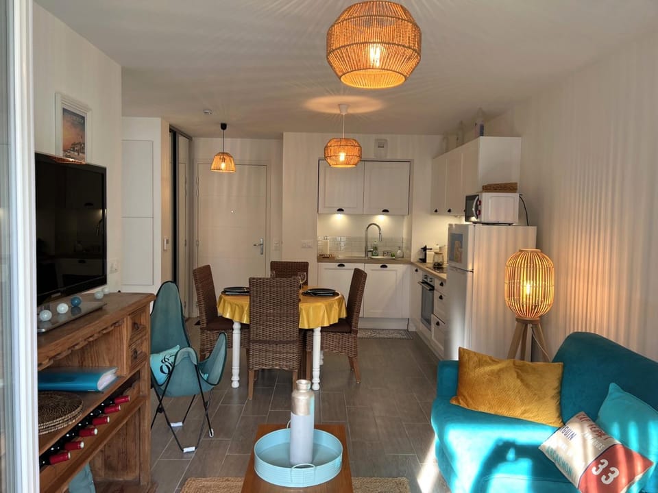TV and multimedia, Kitchen or kitchenette, Living room, Seating area, Dining area, oven, stove