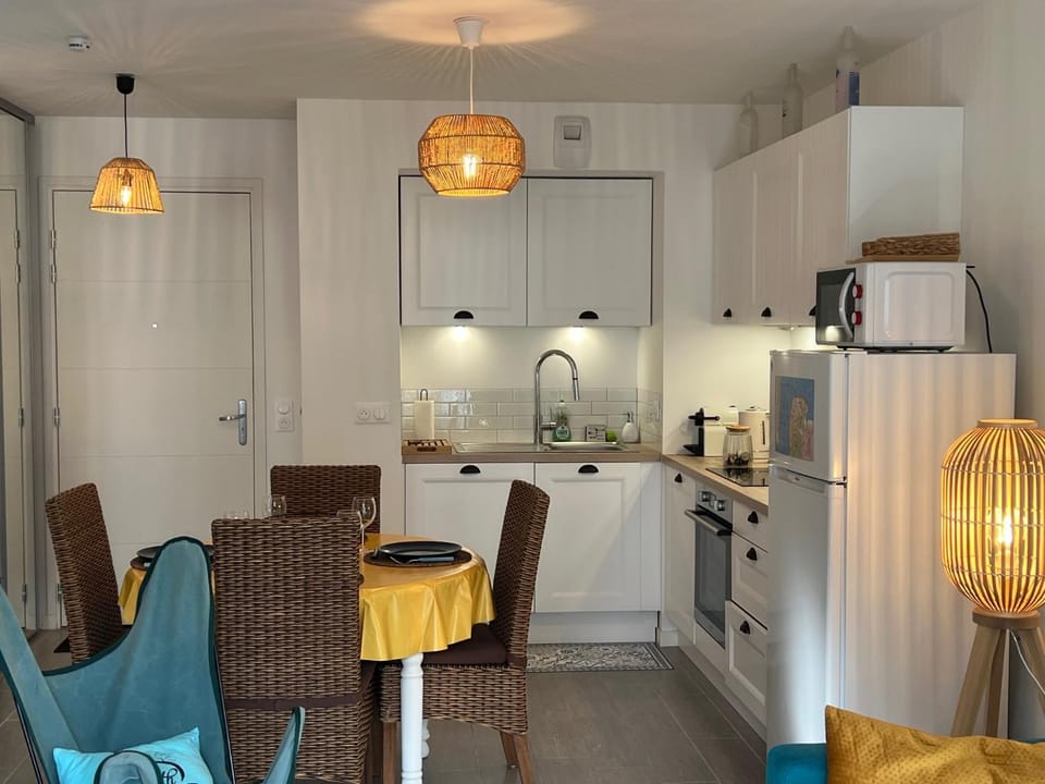 Kitchen or kitchenette, Dining area, dishwasher, oven, stove