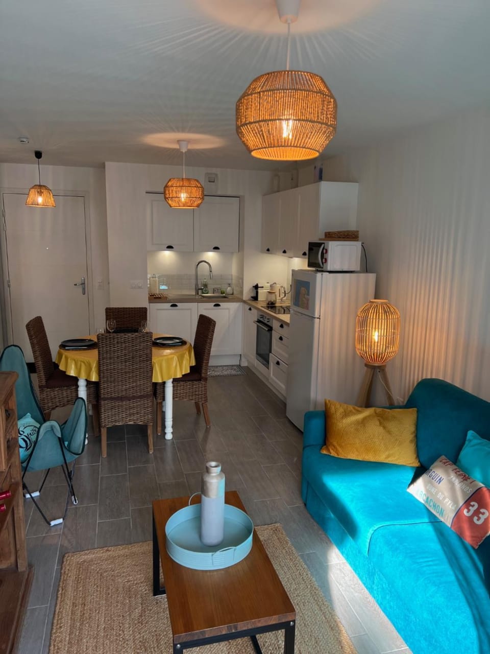Kitchen or kitchenette, Dining area, stove