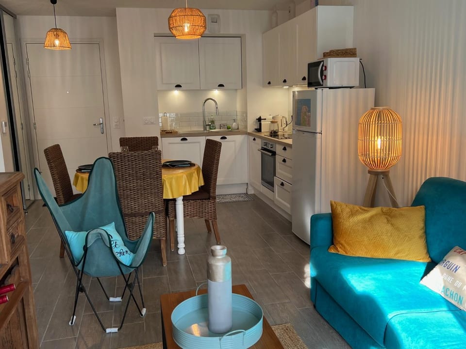 Kitchen or kitchenette, Living room, Seating area, Dining area, stove