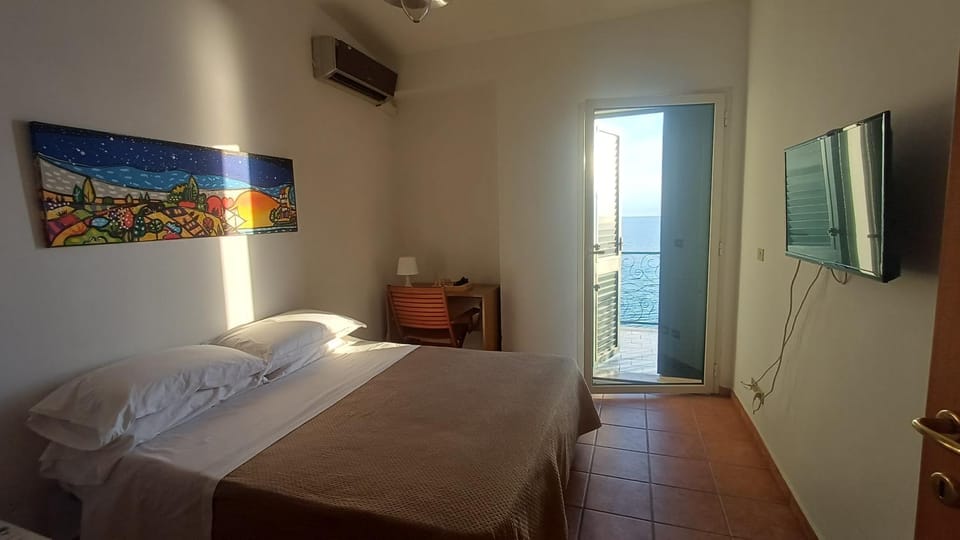 Bed, TV and multimedia, Photo of the whole room, Bedroom, towels, air conditioner