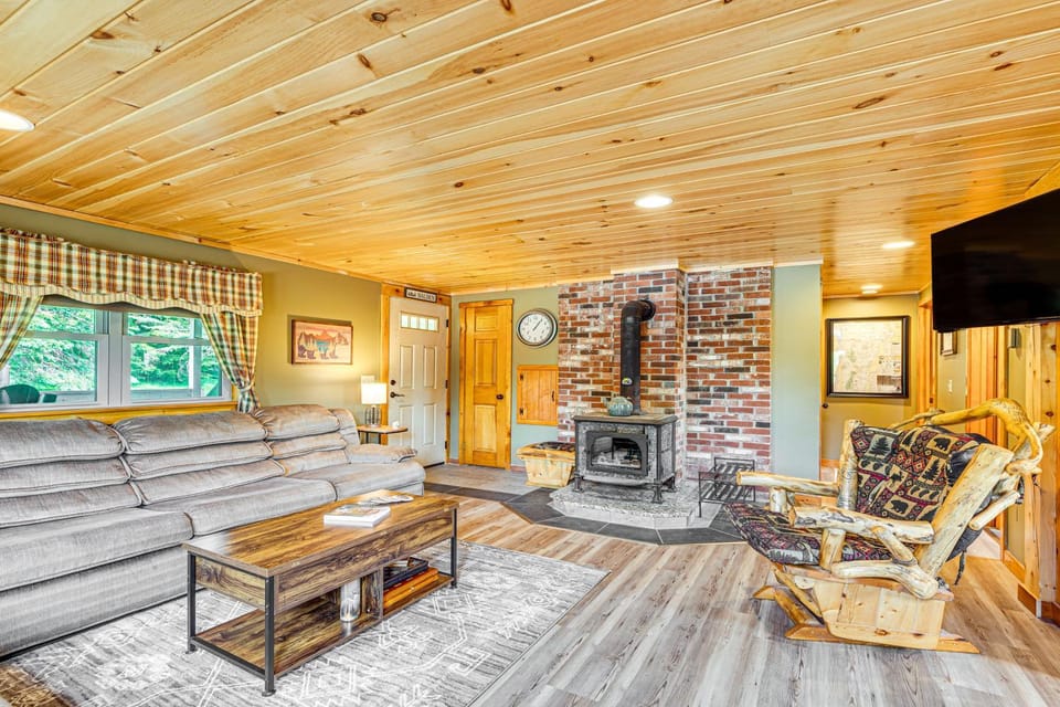 Rustic Cabin in West Danville w/ Deck & Fire Pit! Cabin in Danville
