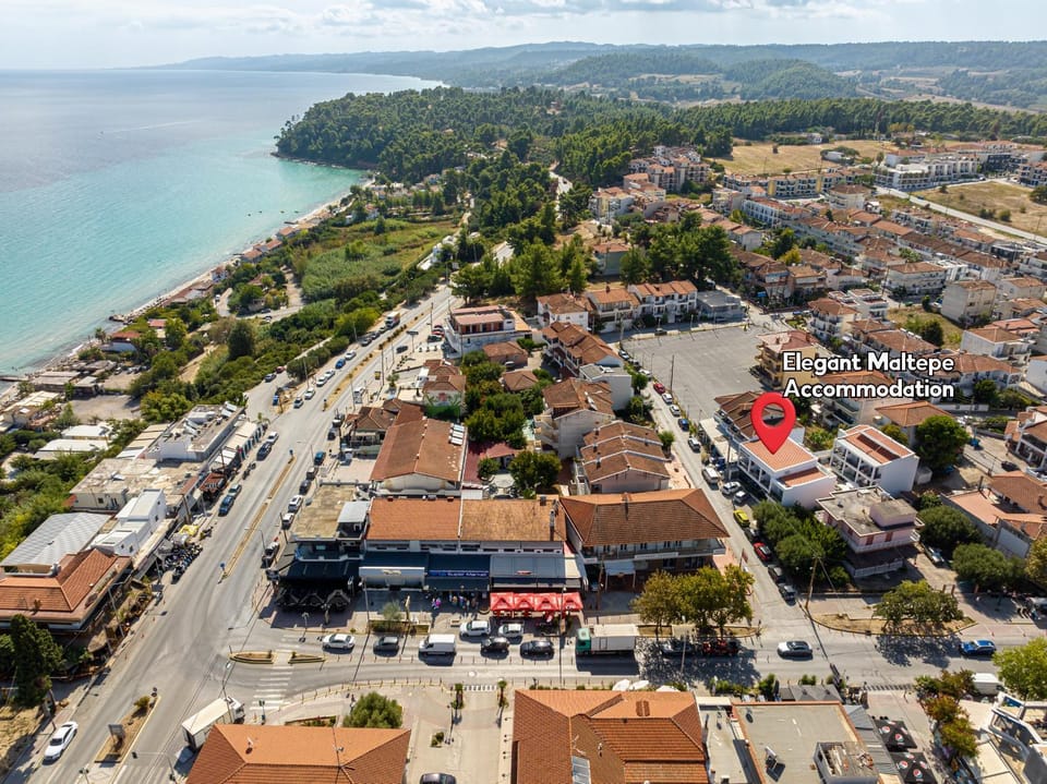 Property building, Day, Neighbourhood, Natural landscape, Bird's eye view, Beach, City view, Sea view, Street view, Location
