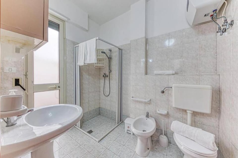 Shower, Toilet, Bathroom, bidet, towels