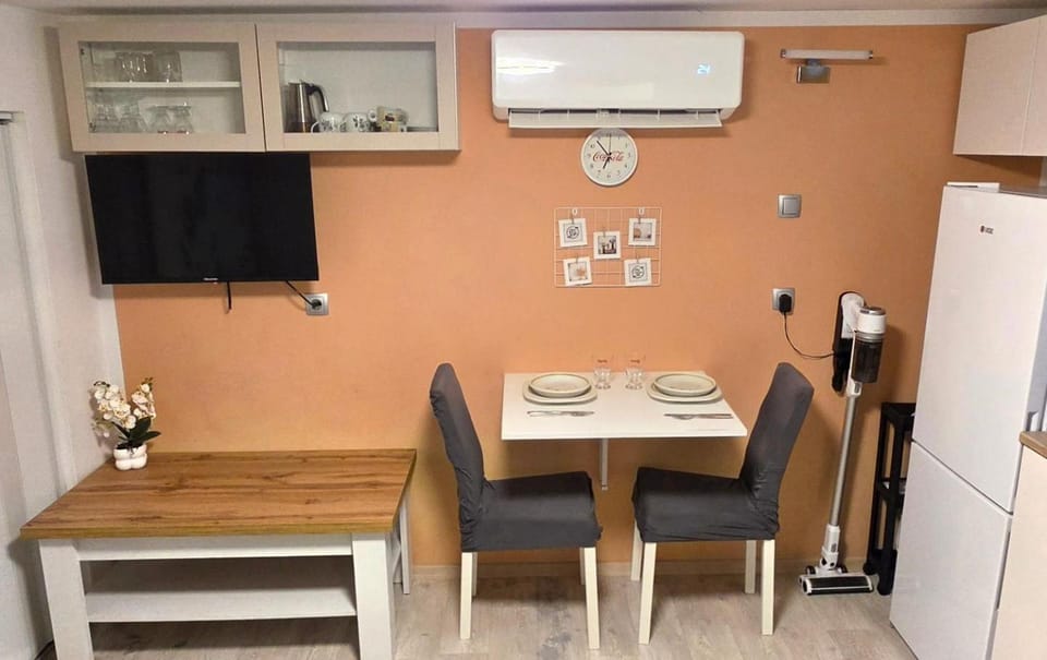 TV and multimedia, Living room, Dining area, air conditioner