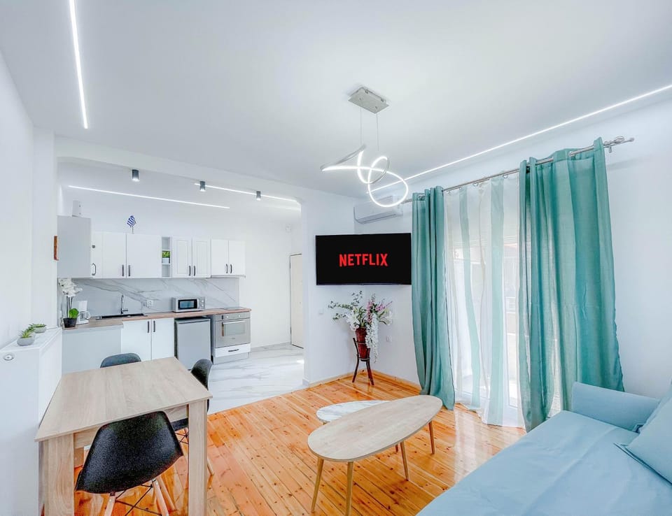 TV and multimedia, Kitchen or kitchenette, Living room, Seating area, Dining area