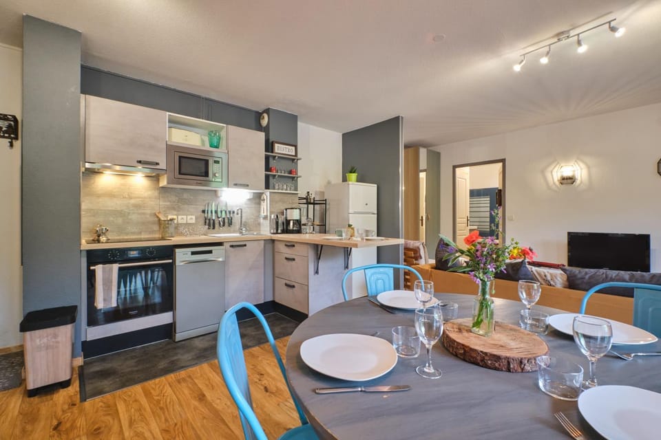 Property building, Kitchen or kitchenette, Living room