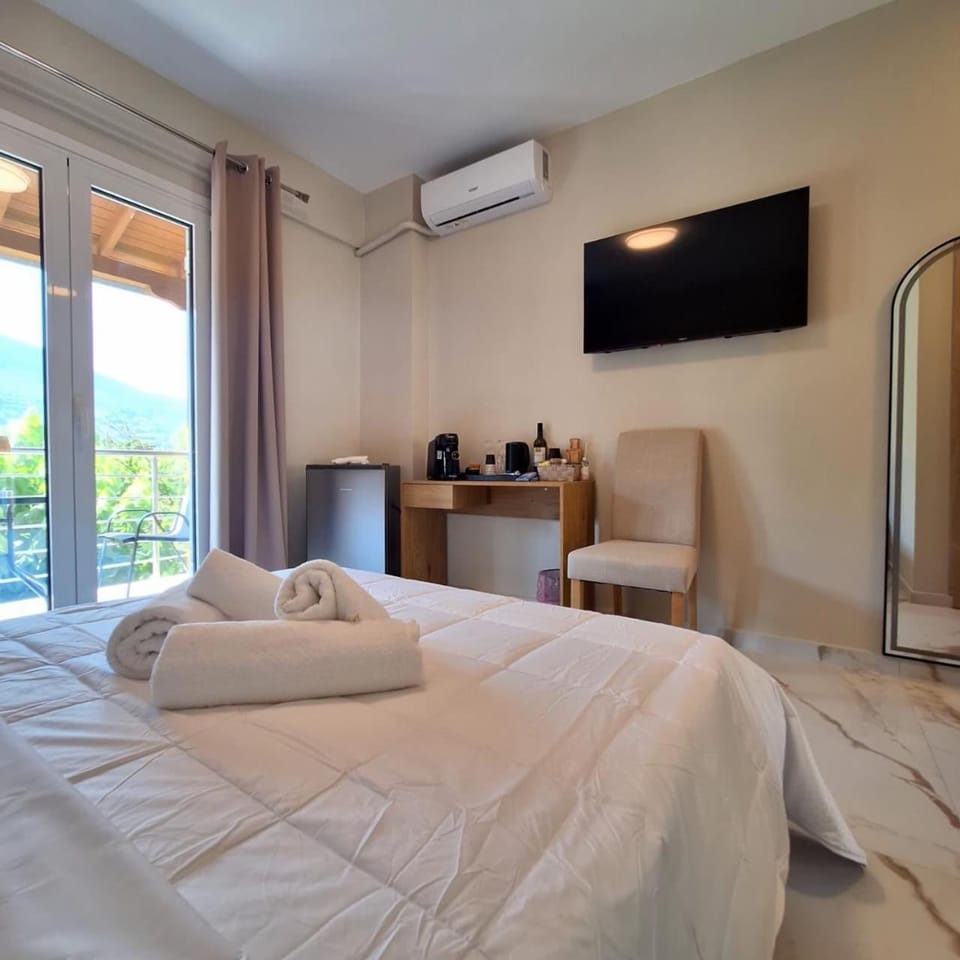 Bed, TV and multimedia, Bedroom, air conditioner