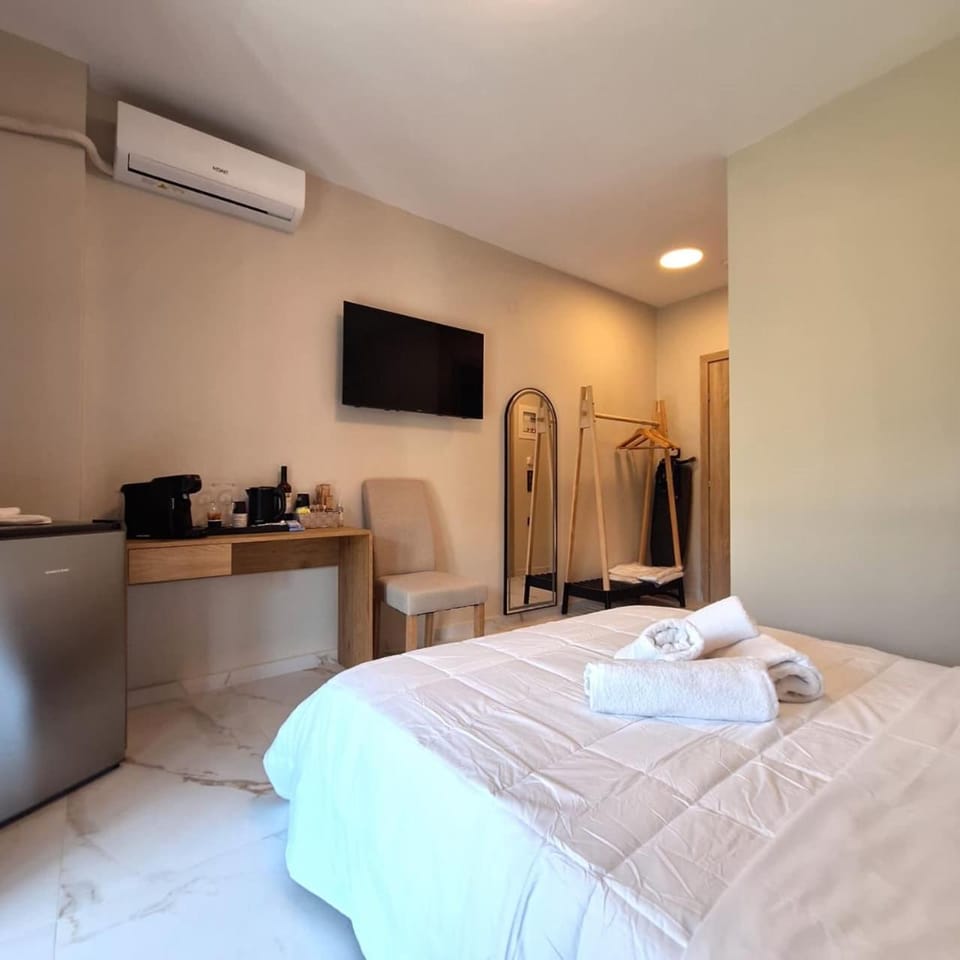 Bed, TV and multimedia, Bedroom, towels, air conditioner