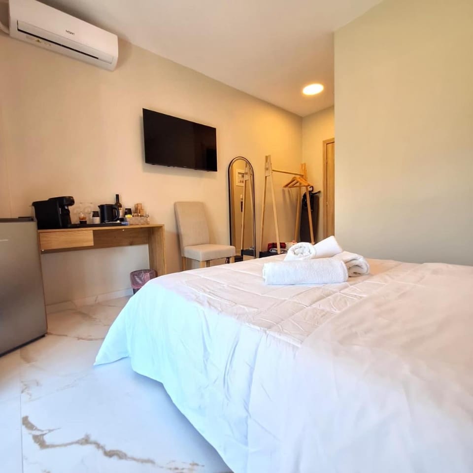 Bed, TV and multimedia, Photo of the whole room, Bedroom, towels, wardrobe, air conditioner