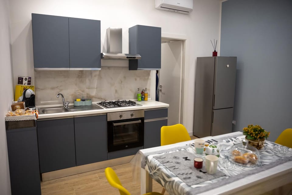 Kitchen or kitchenette, Dining area, Breakfast, oven, stove