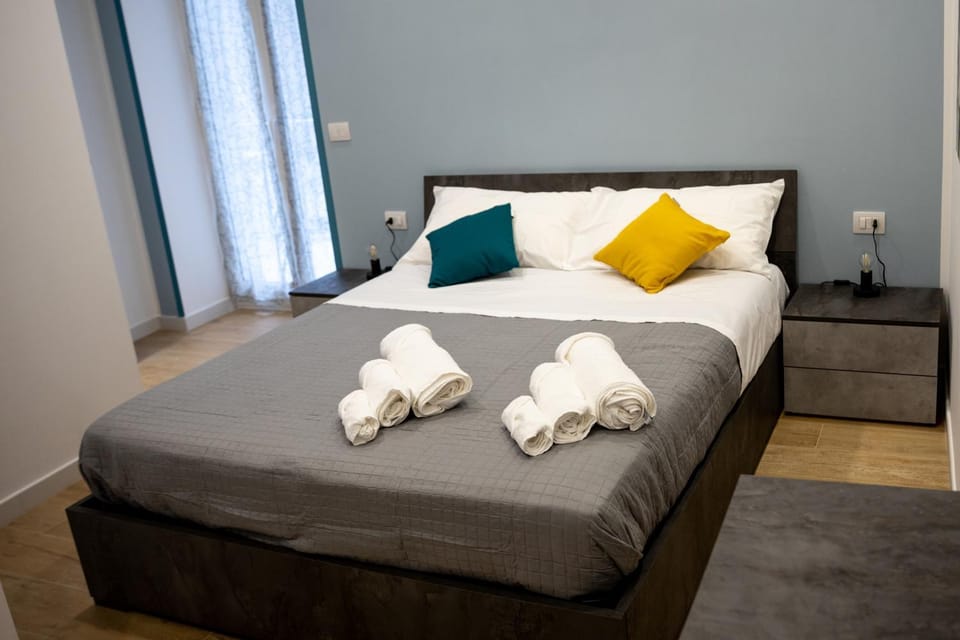 Bed, Photo of the whole room, Bedroom, towels